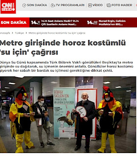 Metro girişinde horoz kostümlü 'su için' çağrısı