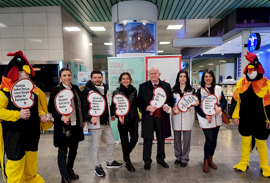 TÜRK BÖBREK VAKFI METRODA SU DAĞITILARAK "SAĞLIK İÇİN SU TÜKETİN" ÇAĞRISI YAPTI
