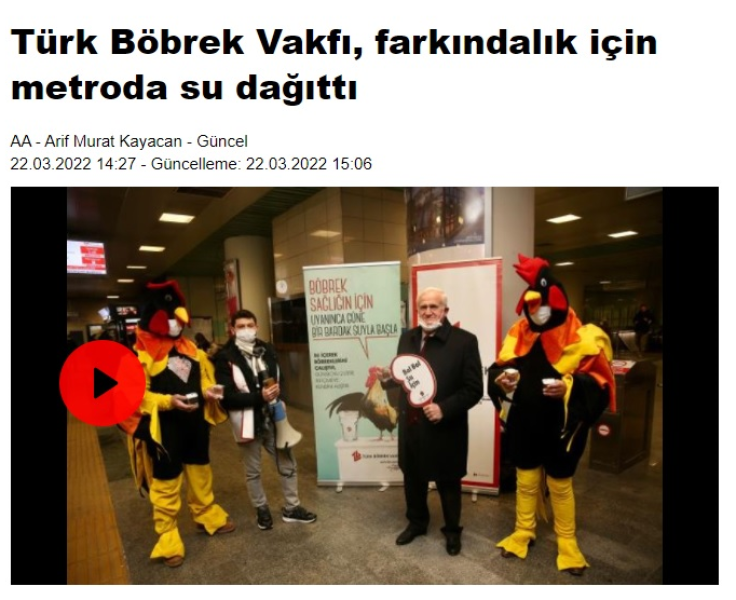 Metro girişinde horoz kostümlü ´su için´ çağrısı