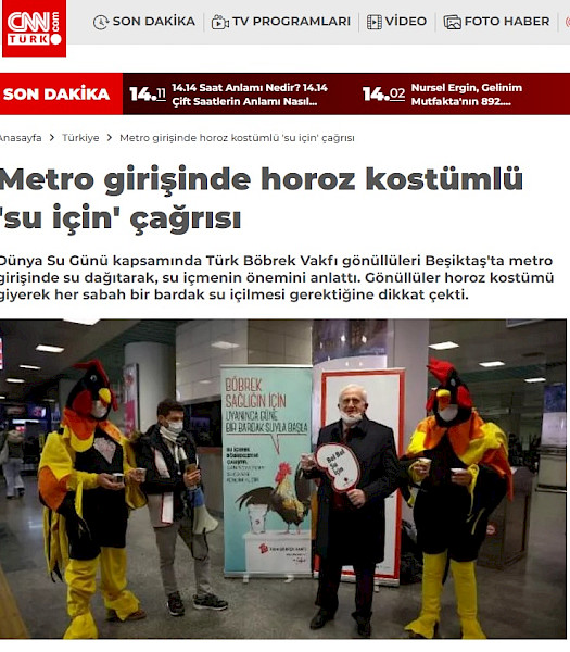 Metro girişinde horoz kostümlü ´su için´ çağrısı