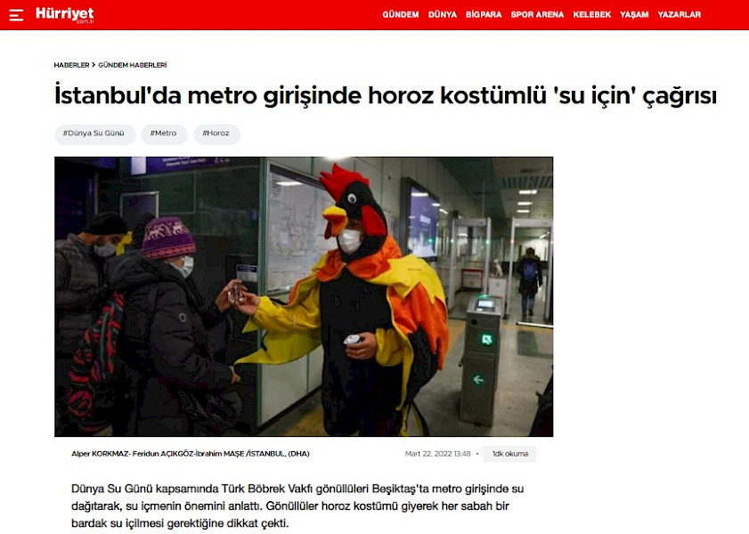 İstanbul´da metro girişinde horoz kostümlü ´su için´ çağrısı