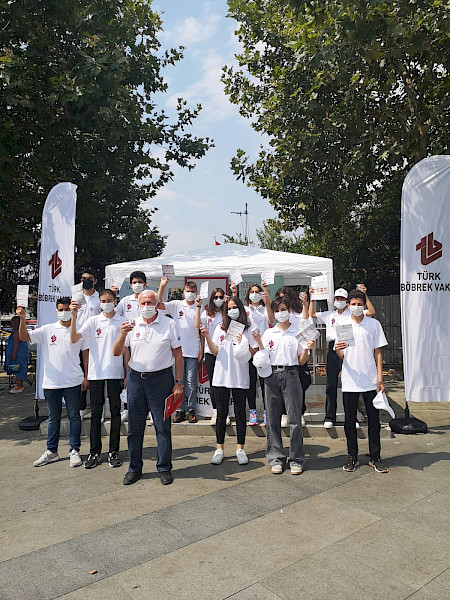 YETERSİZ SU TÜKETİMİNE DİKKAT ÇEKMEK İSTEYEN TBV BEŞİKTAŞ MEYDANINDA